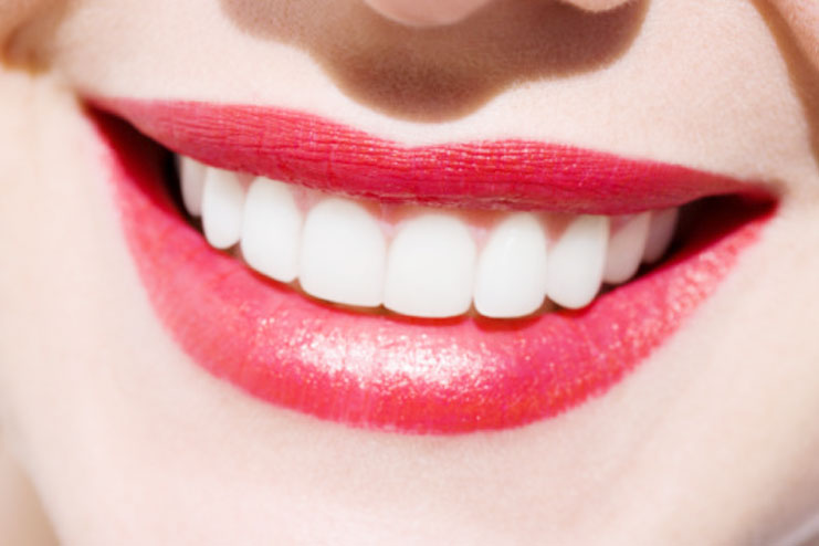 Whitens And Brightens Teeth