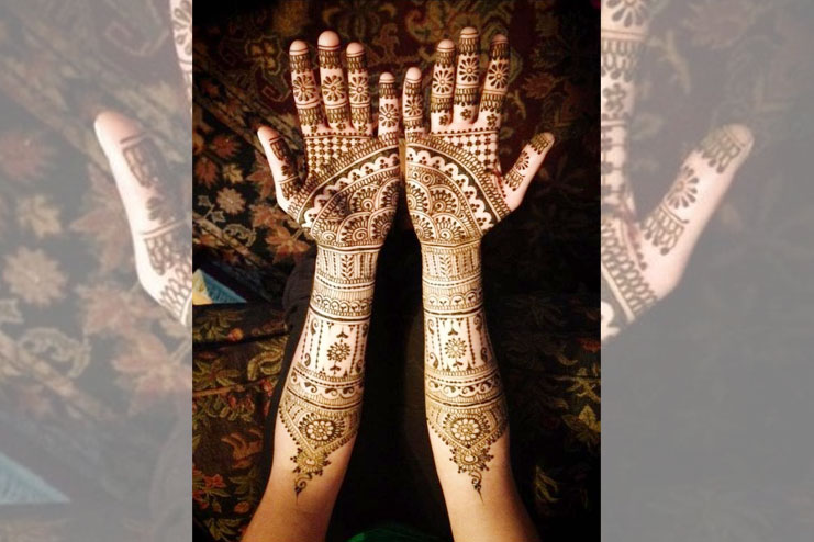 your long mehndi with less design