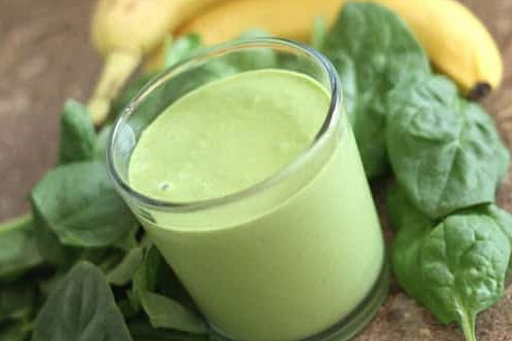 Banana and Spinach Green Smoothie