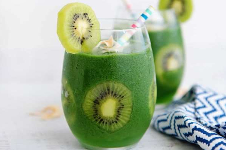 Green Smoothie with Kiwi, Avacado and Spinach