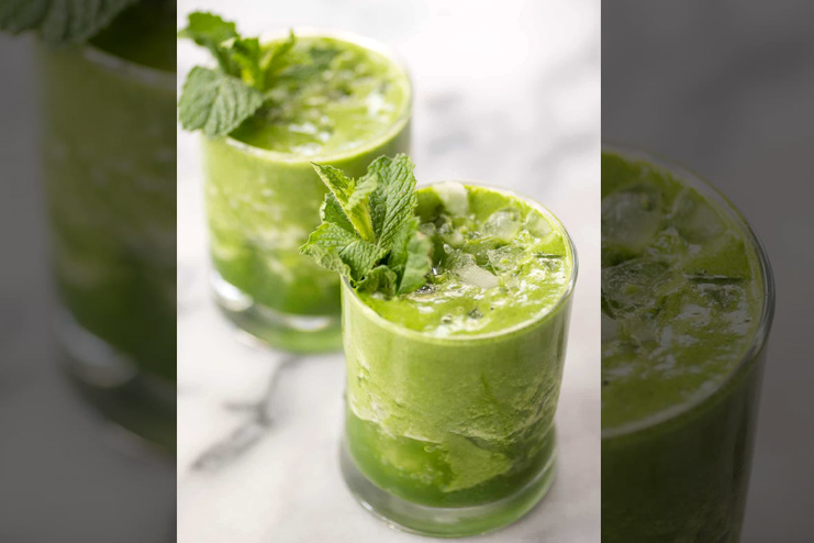 Green Smoothie with mint leaves