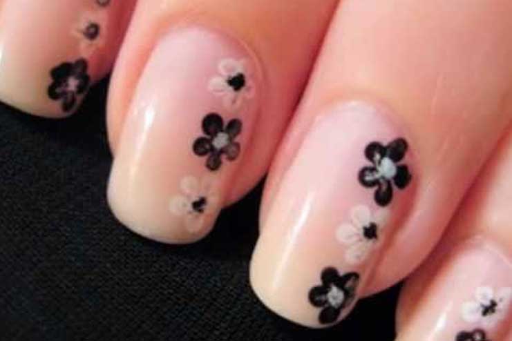 Nail-art-with-floral-designs