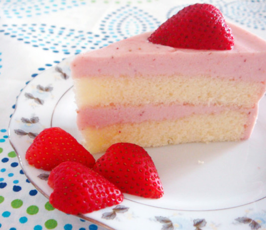 Strawberry mousse cake