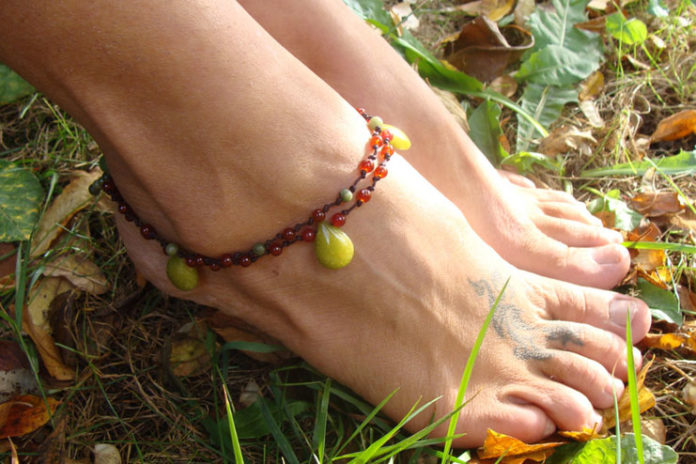 10-minute knotted ankle bracelet