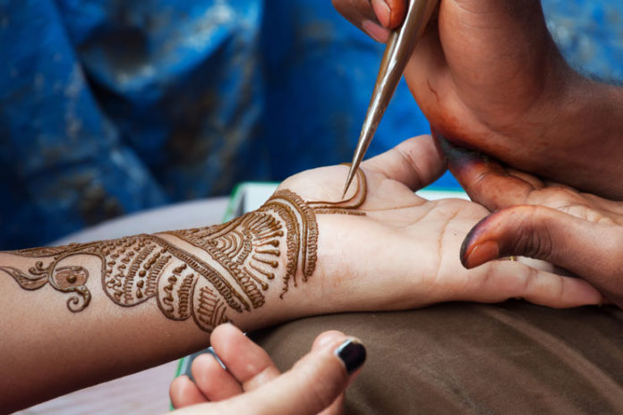 Leave henna to dry on itself