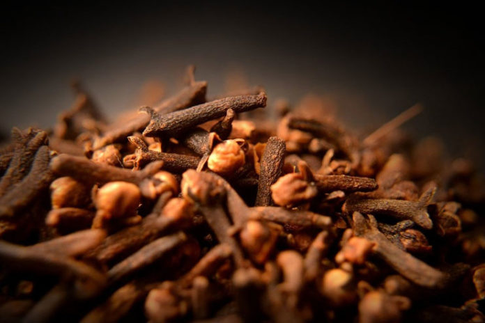 Dry with cloves