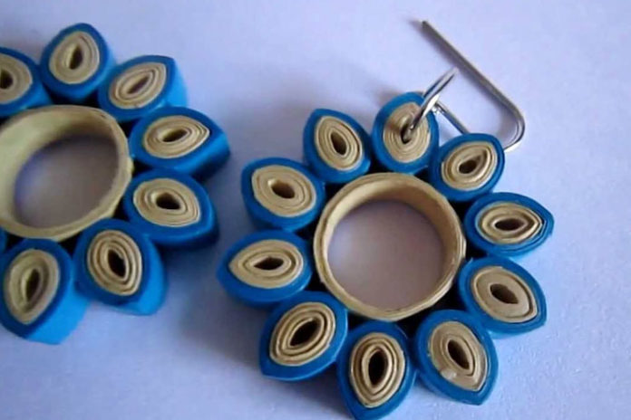 Paper quilling flower earrings