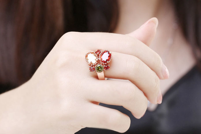 Fashionable costume rings