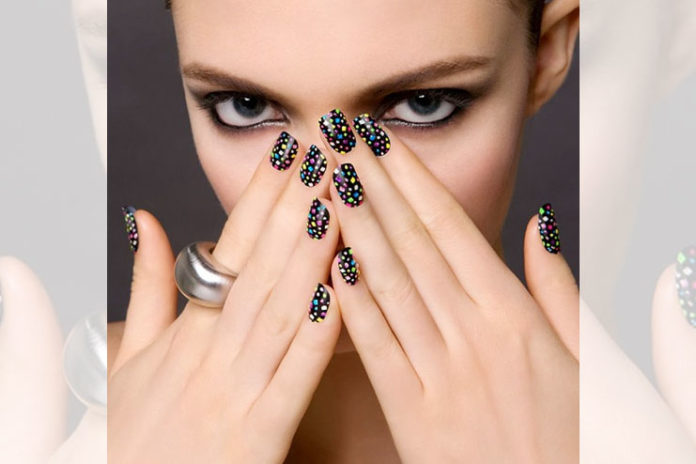 Dot nail art