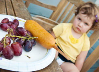 child eating right