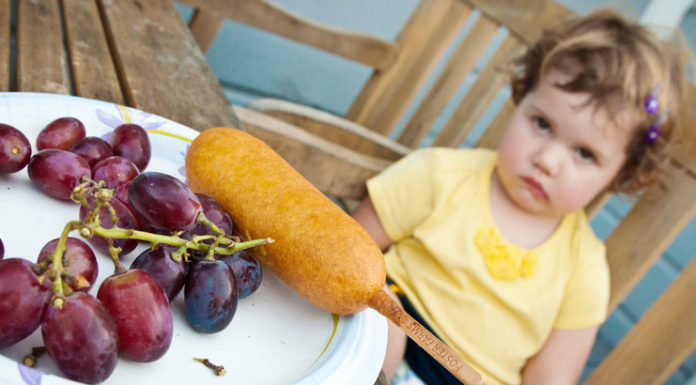 child eating right