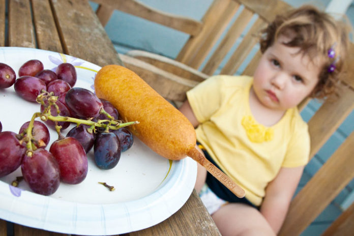 child eating right