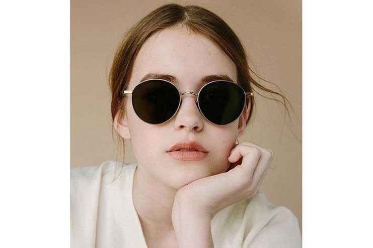 Sunglasses-with-dark-lenses