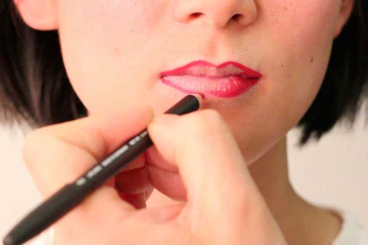 Apply Lip Liner for Lipstick Lasts Longer