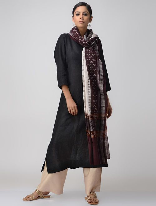 Dupatta-around-the-neck-with-a-cotton-dress