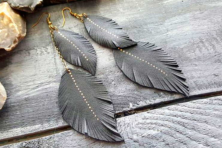 Feathers with leather earrings