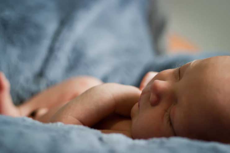 Cut-the-nails-when-baby-sleeps