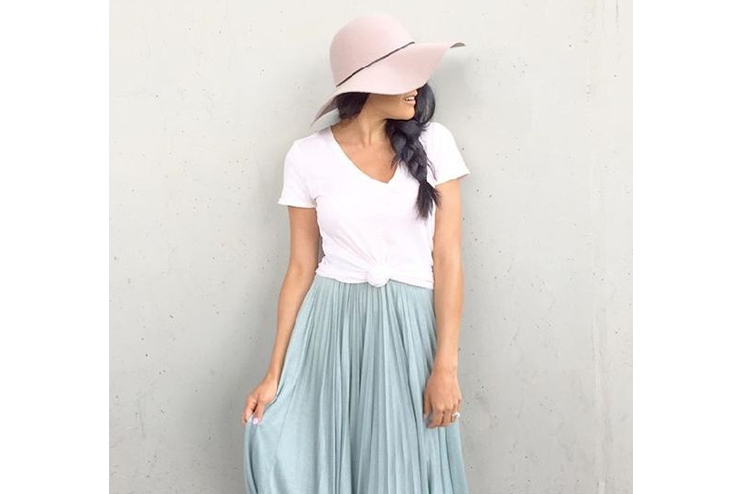 Knotted-tee-shirt-and-maxi-skirt
