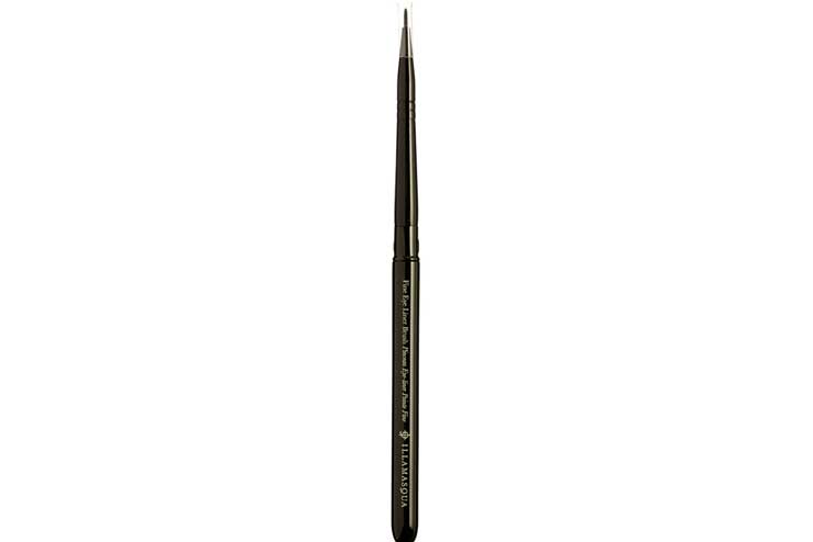 Use-eyeliner-brushes-to-set-your-nail-paint