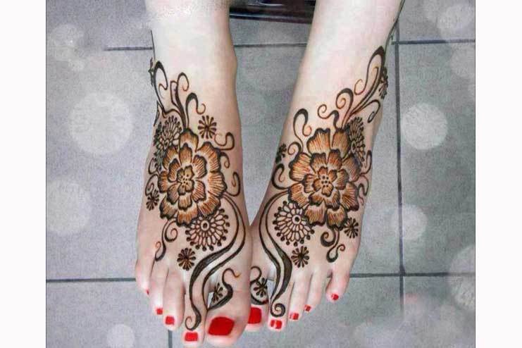 Flowy Bridal foot Mehndi Designs