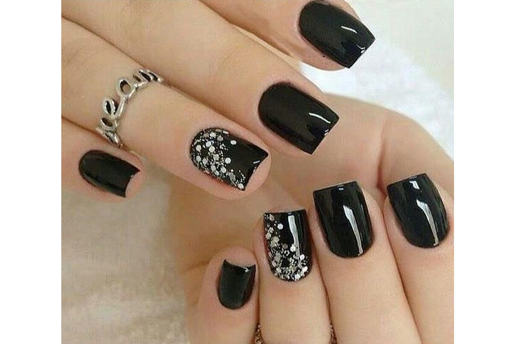 Single-Nail-Glitter-Nail-Art