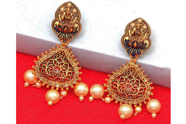 Lakshmi-earrings-with-pearls