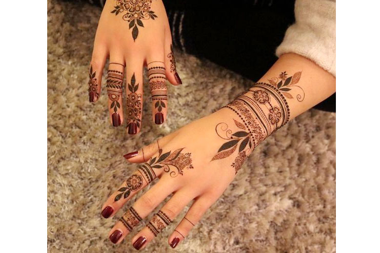 Female hands with henna tattoo on blue fabric background Stock Photo - Alamy