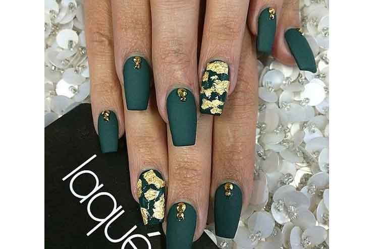 Golden-flakes-on-matte-nails