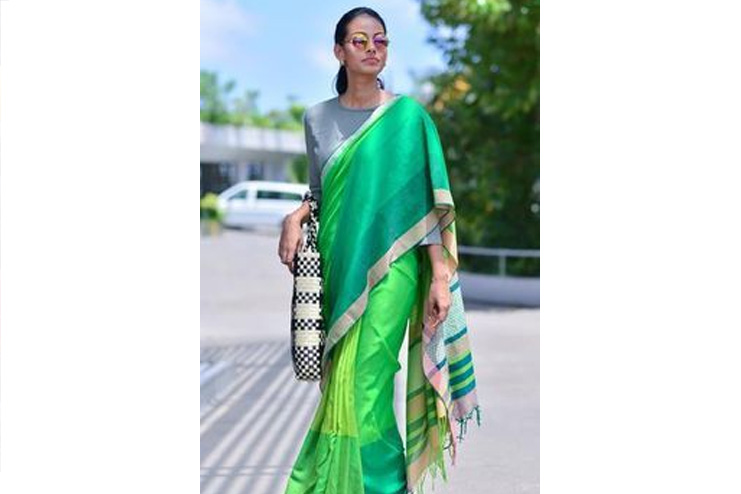 Plain-cotton-Lenin-saree-with-high-neck-blouse