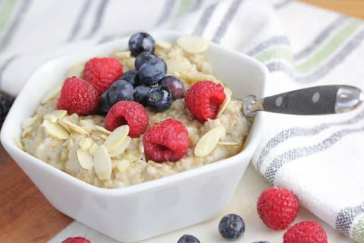 Bowl-of-oats-with-dried-ber