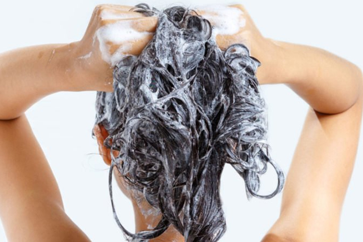 Washing-hair-with-tangles