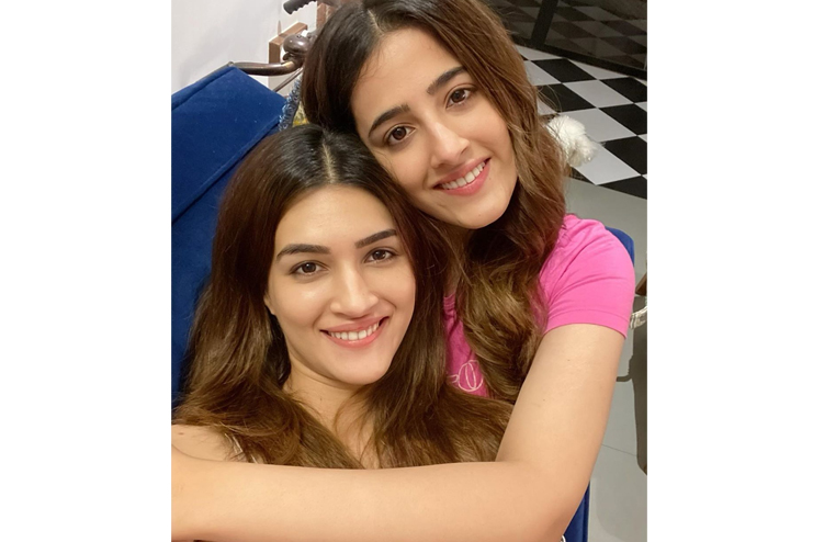 Kriti-Sanon-and-Nupur-Sanon