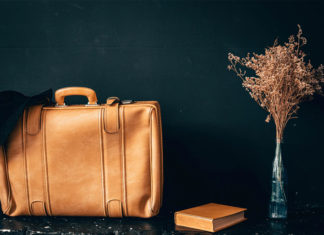 Storing-a-leather-handbag
