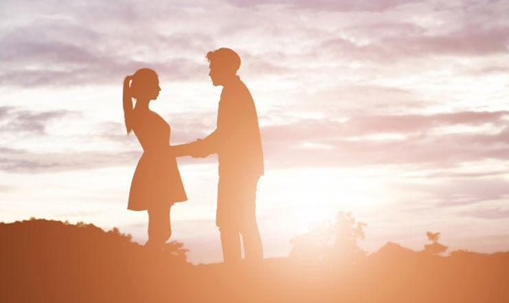 16 Body language signs that says he loves you