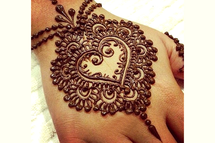 Heart-shaped-mehndi-designs-for-festivals