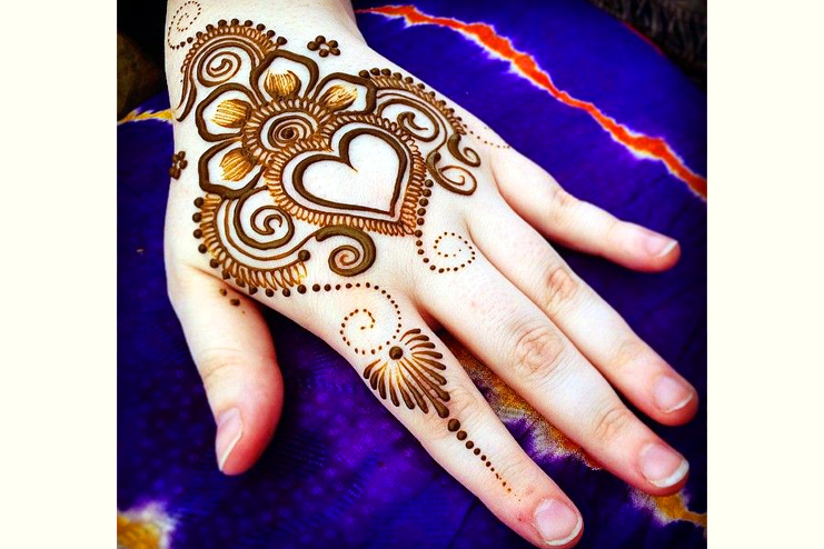 Petals-around-heart-shaped-mehndi