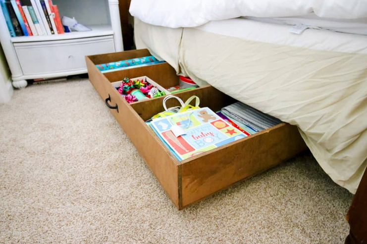 Arrange-the-extra-stuff-under-bed