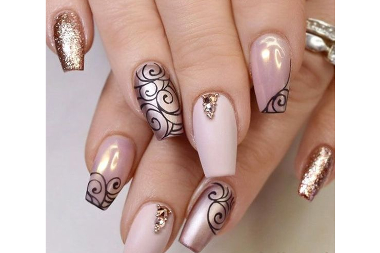 Curvy-design-bridal-nail-art