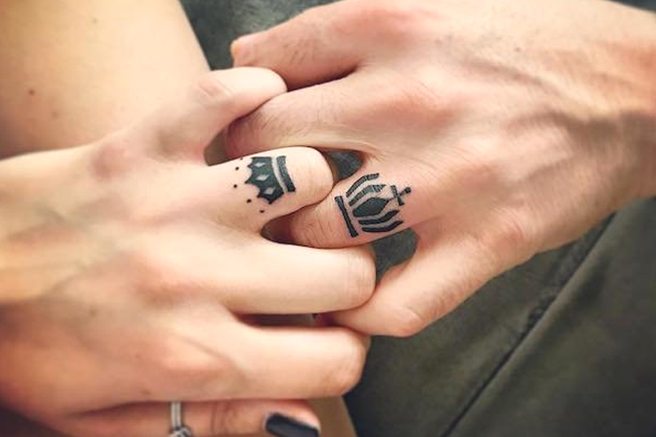 King-and-queen-finger-tattoo