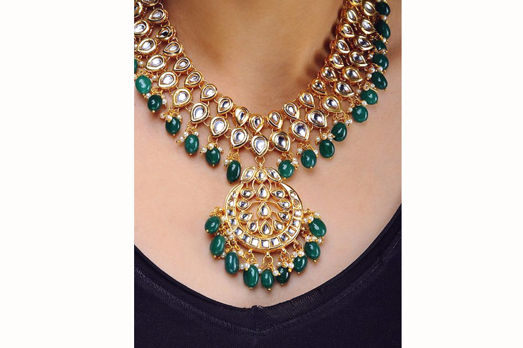 Kundan-jewelry-with-emerald-drops