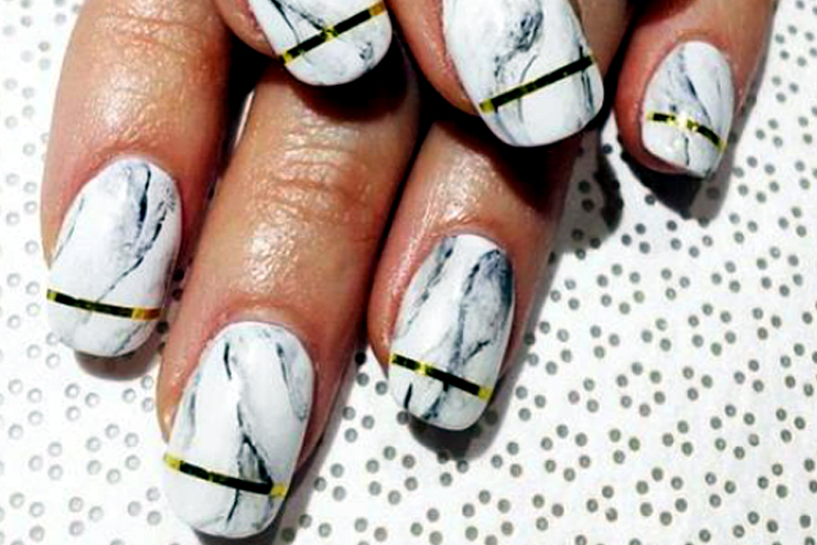 Marble-nail-art-with-a-strip