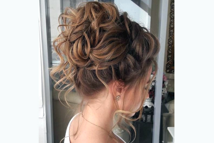 Messy bun with curls